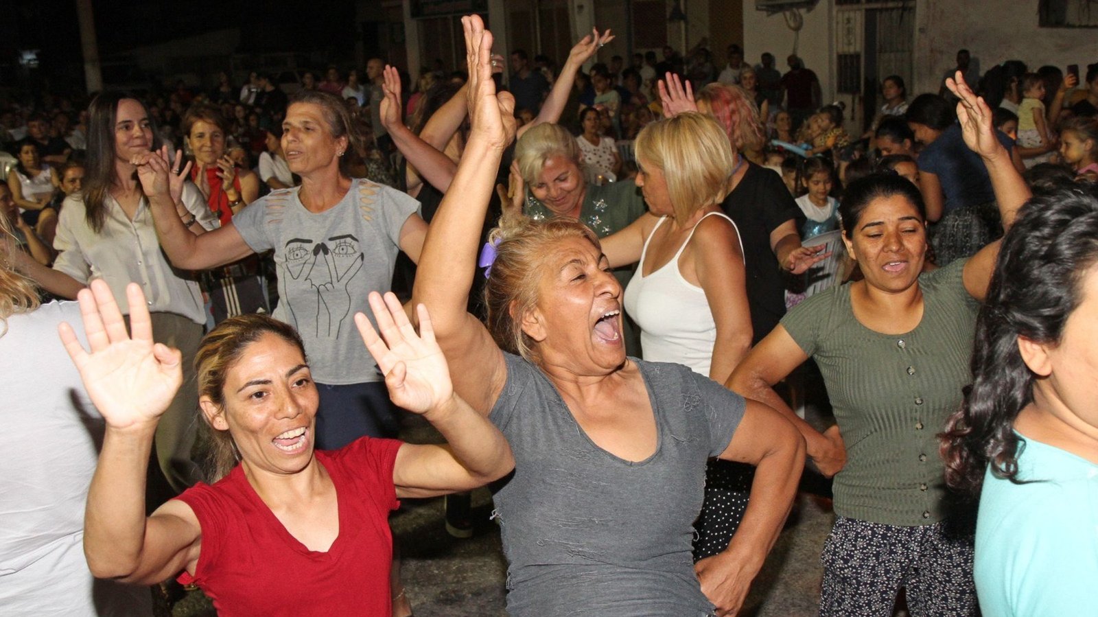 Karşıyaka Örnekköy Mahallesi’nde Roman Şenliği Coşkusu