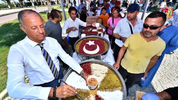 Konak Meydanı’na Kurulan İkram Araçlarıyla 12 Bin Kişiye Aşure Dağıtıldı