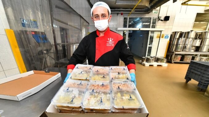İzmir’de Üniversite Öğrencilerine Ücretsiz Yemek Desteği Bugün Başlıyor