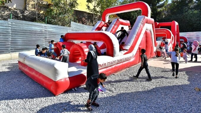 İzmir’in Sakin Mahallesi Konak Pazaryeri Şenlendi