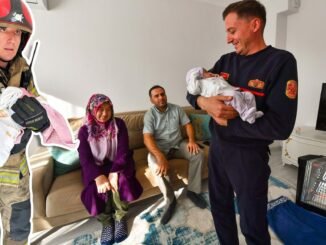 Kahraman İtfaiyeci Alevlerin Arasından Kurtardığı Nehir Bebekle Buluştu - Merhaba İzmir