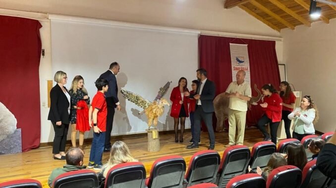 Öğrenciler Topladıkları Atıklardan Kartal Heykeli Yaptı