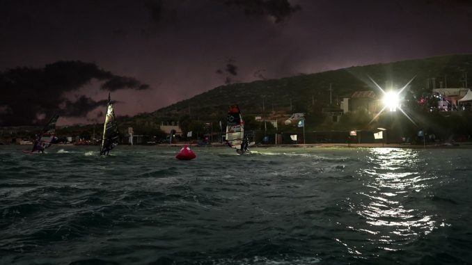 Türkiye'nin İlk Gece Sörfü Alaçatı'da Yapıldı