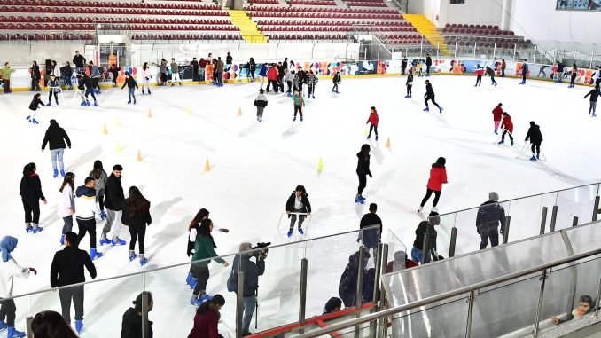 İzmirliler ’Mahallede Dayanışma Var’ Projesi İle Buz Pistinde Buluştu