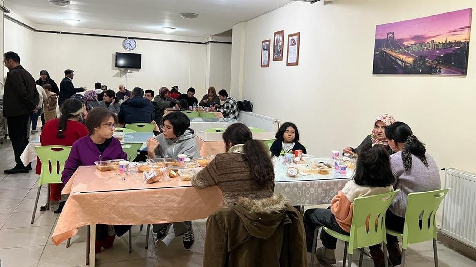 Depremzedeler İzmir Büyükşehir Belediyesi’nin Dosyal Tesislerine Yerleştirildi