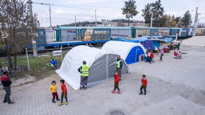 İzmir Büyükşehir Ekipleri Kahramanmaraş’ta 142 Sobalı Çadır Kurdu