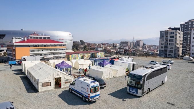 İzmir Büyükşehir Hatay’da Mobil Ameliyathaneli Sahra Hastanesi Kurdu