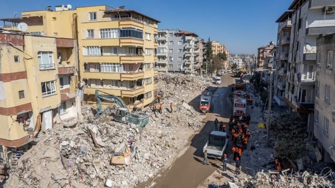 İzmir İtfaiyesi, Son Vatandaş Enkaz Altından Çıkarılana Kadar Deprem Bölgesinde