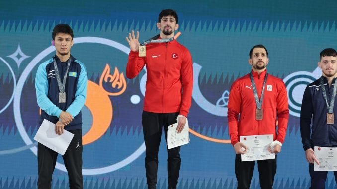 Şampiyon Güreşçi Kerem Kamal Madalyasını Depremzedelere Bağışladı