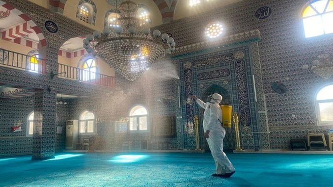 Bayraklı’nın Camileri Dezenfekte Ediliyor