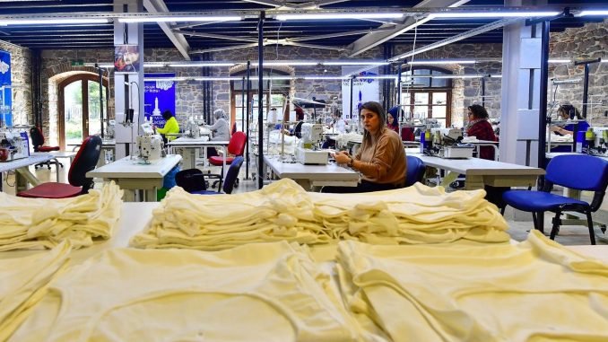 İzmir Meslek Fabrikası'nda Depremzedeler İçin İç Çamaşırı Üretiliyor