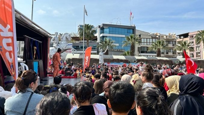 İzmir'de 23 Nisan Coşkusu 'Gezici Çocuk Şenliği' İle Başladı
