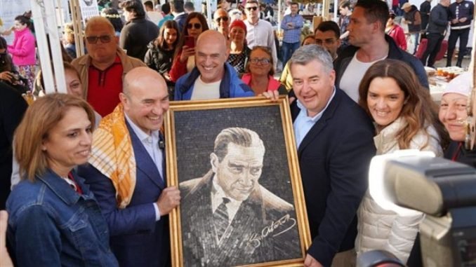 Alaçatı Ot Festivali'nde Soyer'e Mozaik Atatürk Portresi