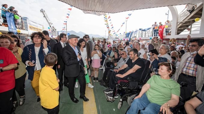 İzmir Körfezi Turunda Eğlenen Engelliler Yaza Merhaba Dedi