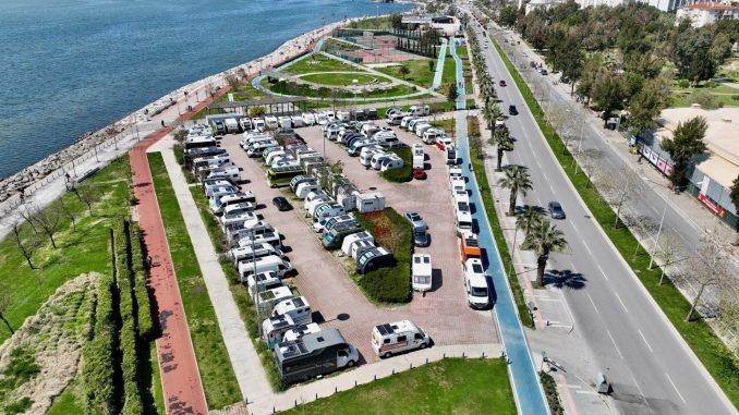 Karşıyaka’da Ücretsiz Otopark ve Sahili İşgal Eden Karavanlar Tahliye Edildi