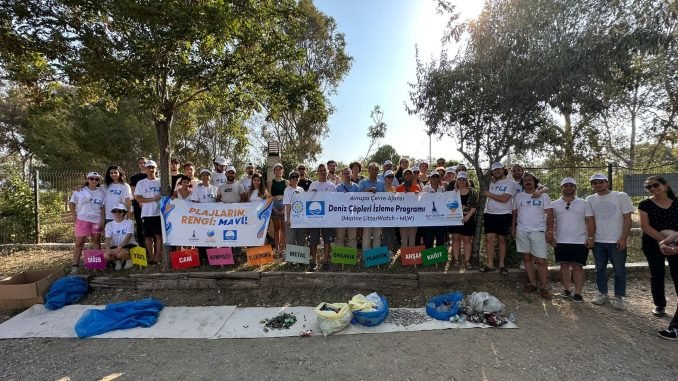 İzmir'de Gençlerden Deniz Çöpü İzleme Etkinliği