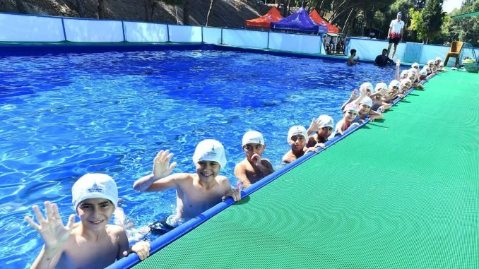 İzmir’de Havuzlar Kuruldu Çocuklar Mutlu