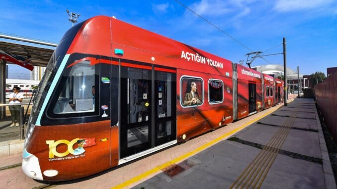 100’üncü Yıla Özel Tramvaylar İzmir Sokaklarında