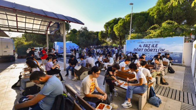 İzmir'de Üniversite Öğrencilerine Sıcak Yemek Desteği Başladı