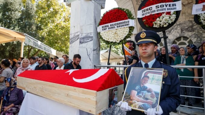 Şehit İtfaiyeci Fahrican Yavaş, İzmir'de Son Yolculuğuna Uğurlandı