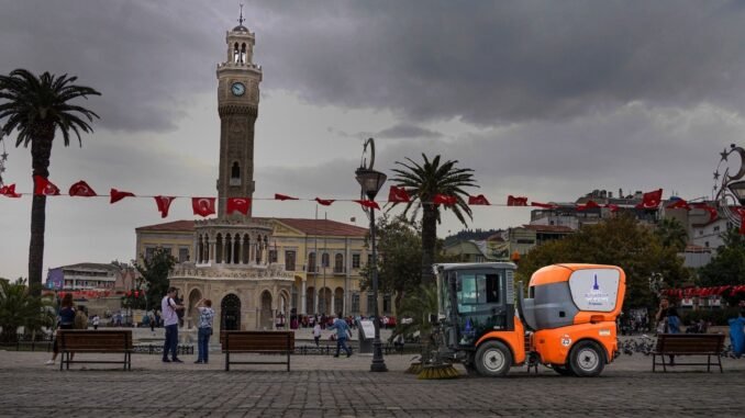 İzmir Sokaklarında Günde 20 Tona Yakın Atık Toplanıyor