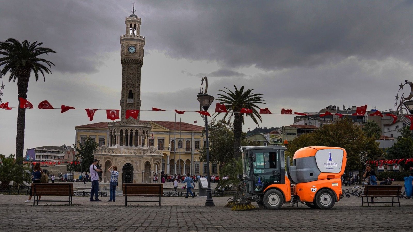 İzmir Sokaklarında Günde 20 Tona Yakın Atık Toplanıyor