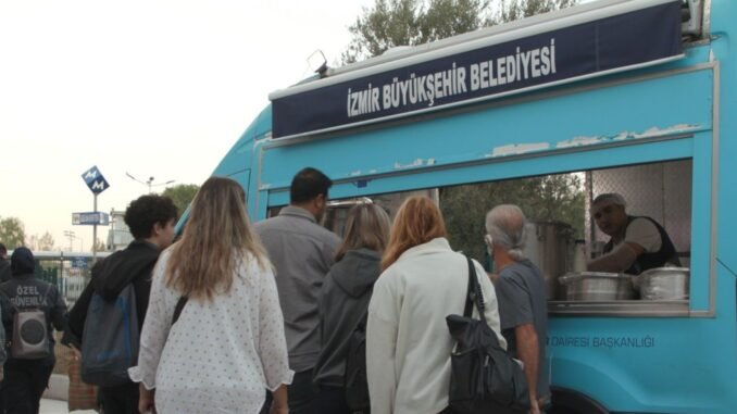İzmir'de Üniversitelilere Ücretsiz Çorba, Ekonomik Krize İnat Moral Veriyor