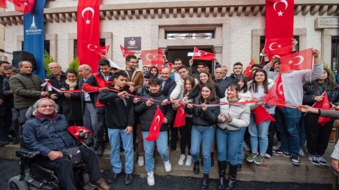 İzmir’in 24 Saat Yaşayan 100. Yıl Kitap Kafe ve Kütüphanesi Açıldı