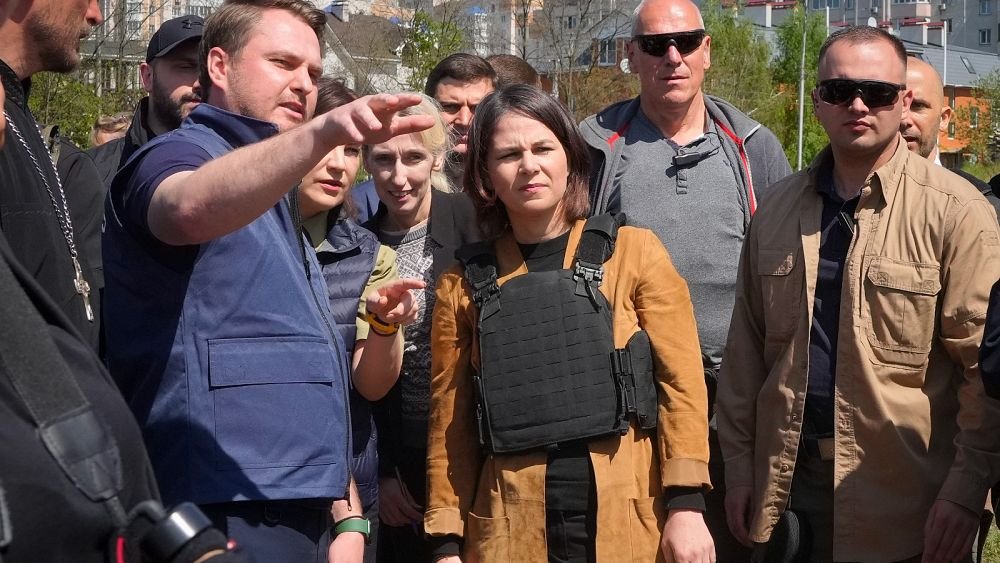 german-foreign-minister-baerbock-pledges-to-ensure-justice-on-visit-to-ukraine-nVhxEuTV.jpg