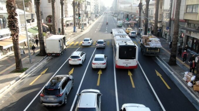 İzmir'in Kalbi Fevzipaşa Bulvarı Yenilendi