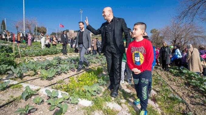 Başkan Soyer Mahalle Bostanları ve Sukulent Üreticileriyle Buluştu