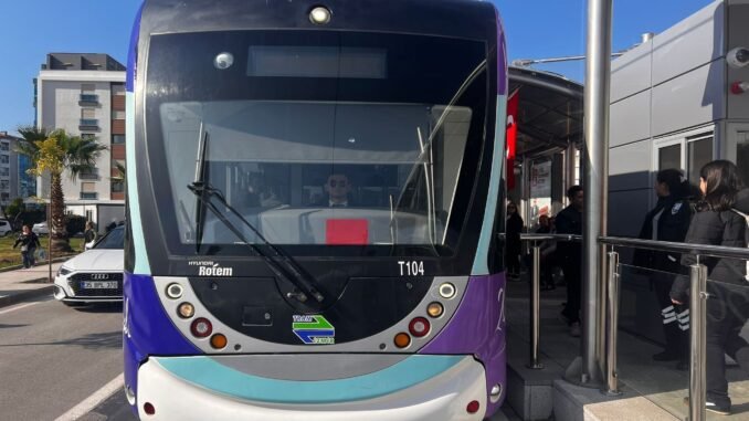 Çiğli Tramvayı 'Kırmızı' ve 'Mavi' Hatla İzmirlilerin Hizmetinde