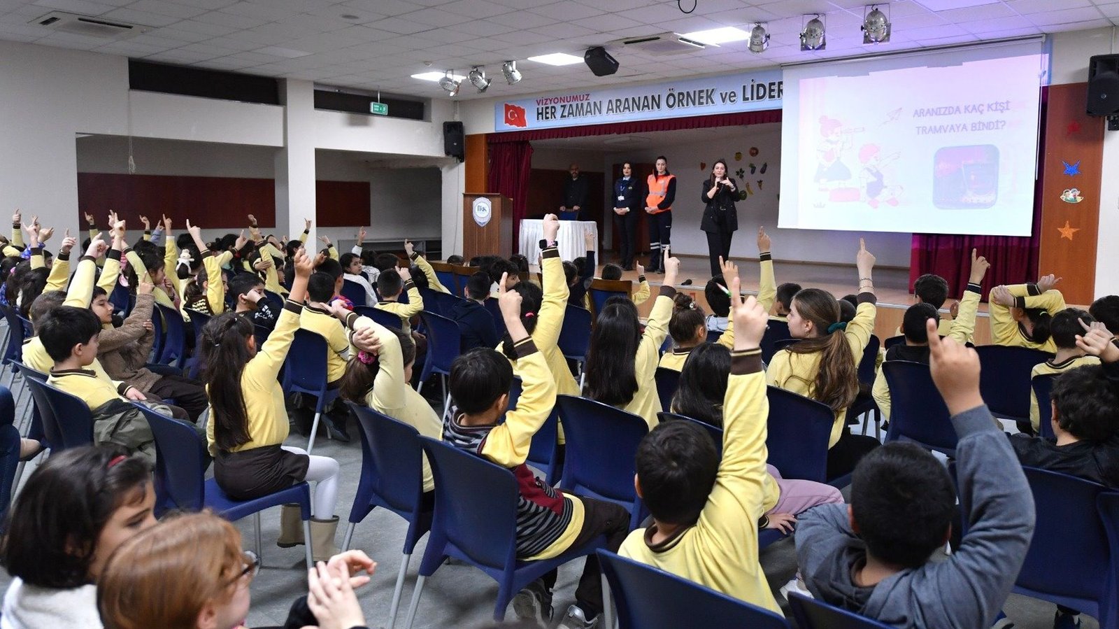 Çiğli Tramvayında Öğrencilere Güvenli Yolculuk Bilinci Aşılanıyor