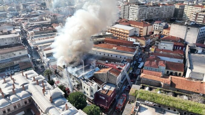 İtfaiye, Kemeraltı Çarşısı’ndaki Yangına 6 Dakikada Müdahale Etti