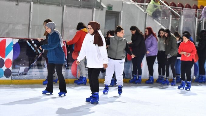 İzmir'de Kadınlar Buz Pistinde Eğlendi!