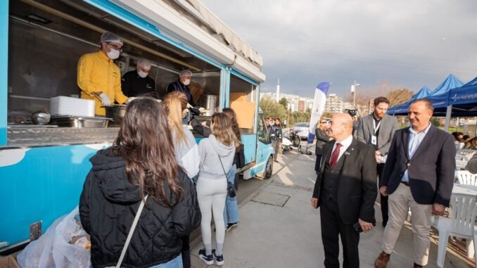 İzmir'de Üniversite Öğrencilerine Sıcak Yemek Desteği Devam Ediyor
