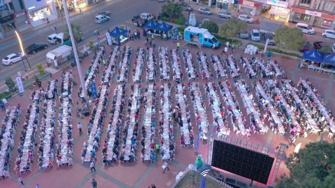 Ramazan'ın Manevi İklimi İzmir'de Yardımlaşmayla Buluşuyor