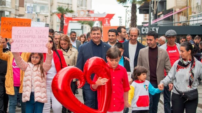 İzmir'de Binlerce Kişi Otizm İçin Yürüdü