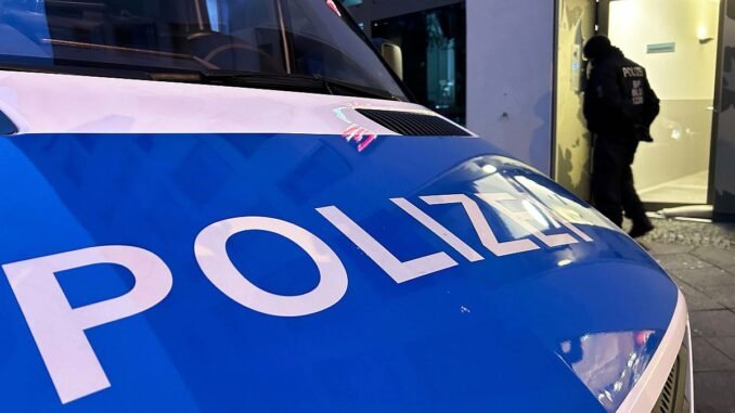 alman-sinagoguna-yangin-cikarici-cihazla-saldiri-duzenlendi-ATOECEnB.jpg
