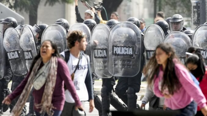 arjantinde-protestocular-kemer-sikma-reformlari-nedeniyle-polisle-catisti-3dWbaJf5.jpg