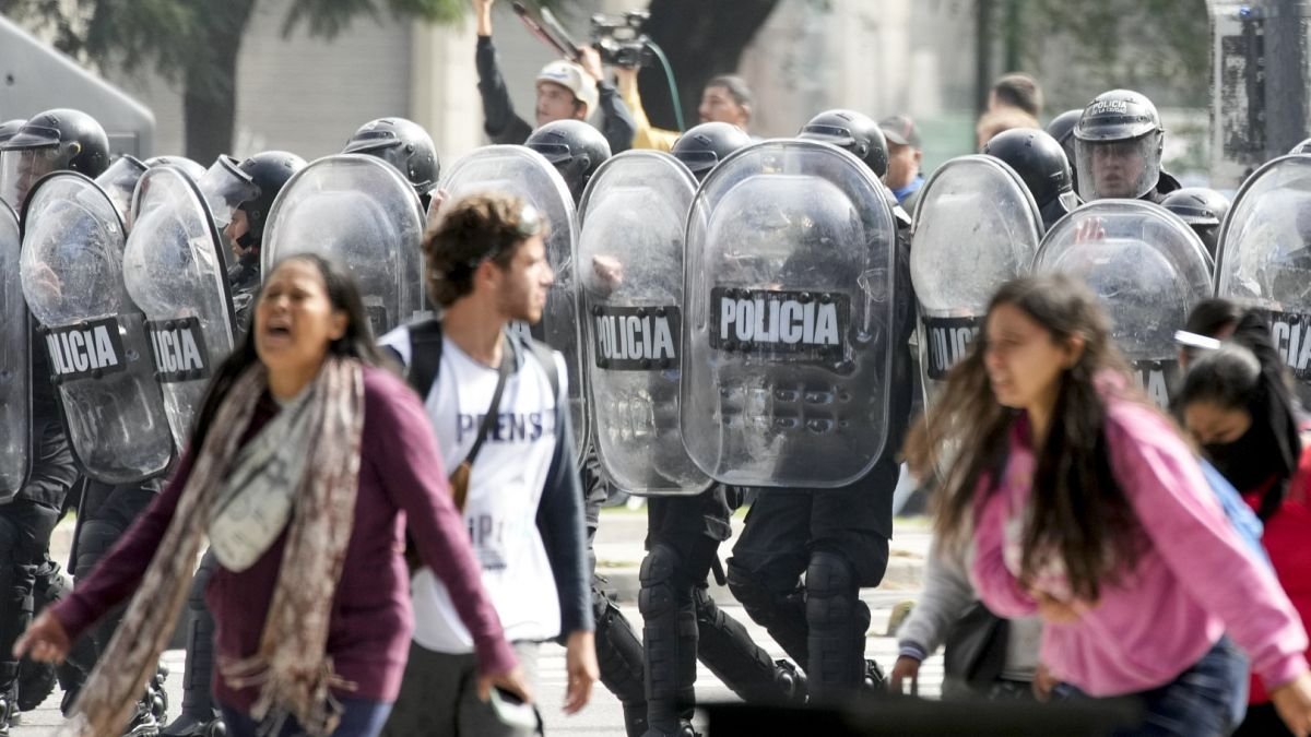 arjantinde-protestocular-kemer-sikma-reformlari-nedeniyle-polisle-catisti-3dWbaJf5.jpg