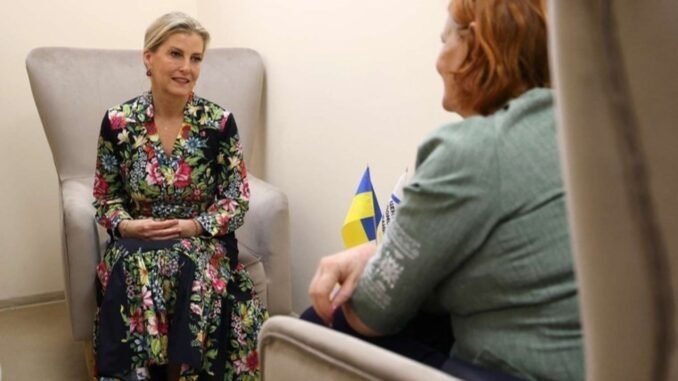 edinburgh-dusesi-ukrayna-devlet-baskani-ve-esiyle-bulustu-lDep4b26.jpg