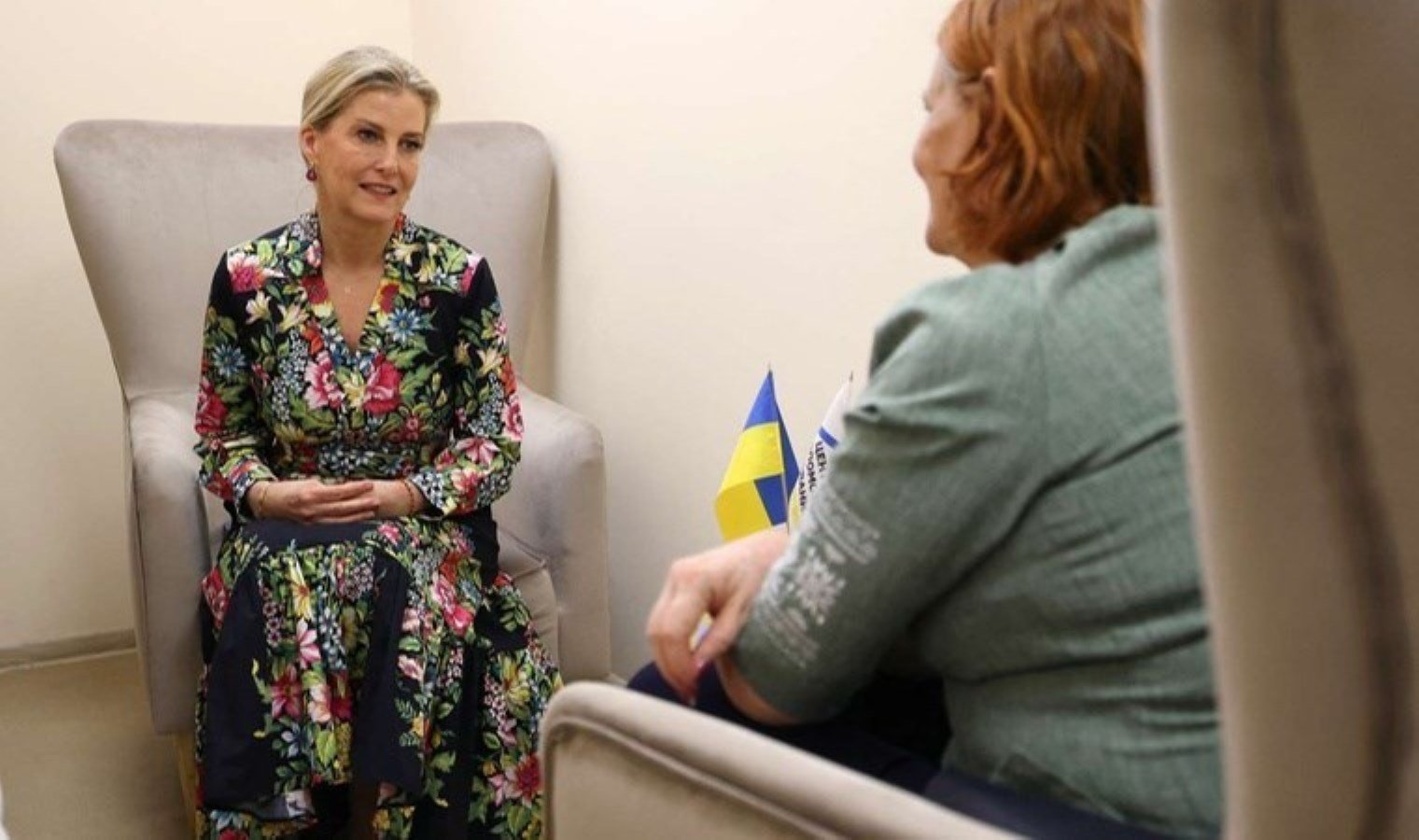 edinburgh-dusesi-ukrayna-devlet-baskani-ve-esiyle-bulustu-lDep4b26.jpg