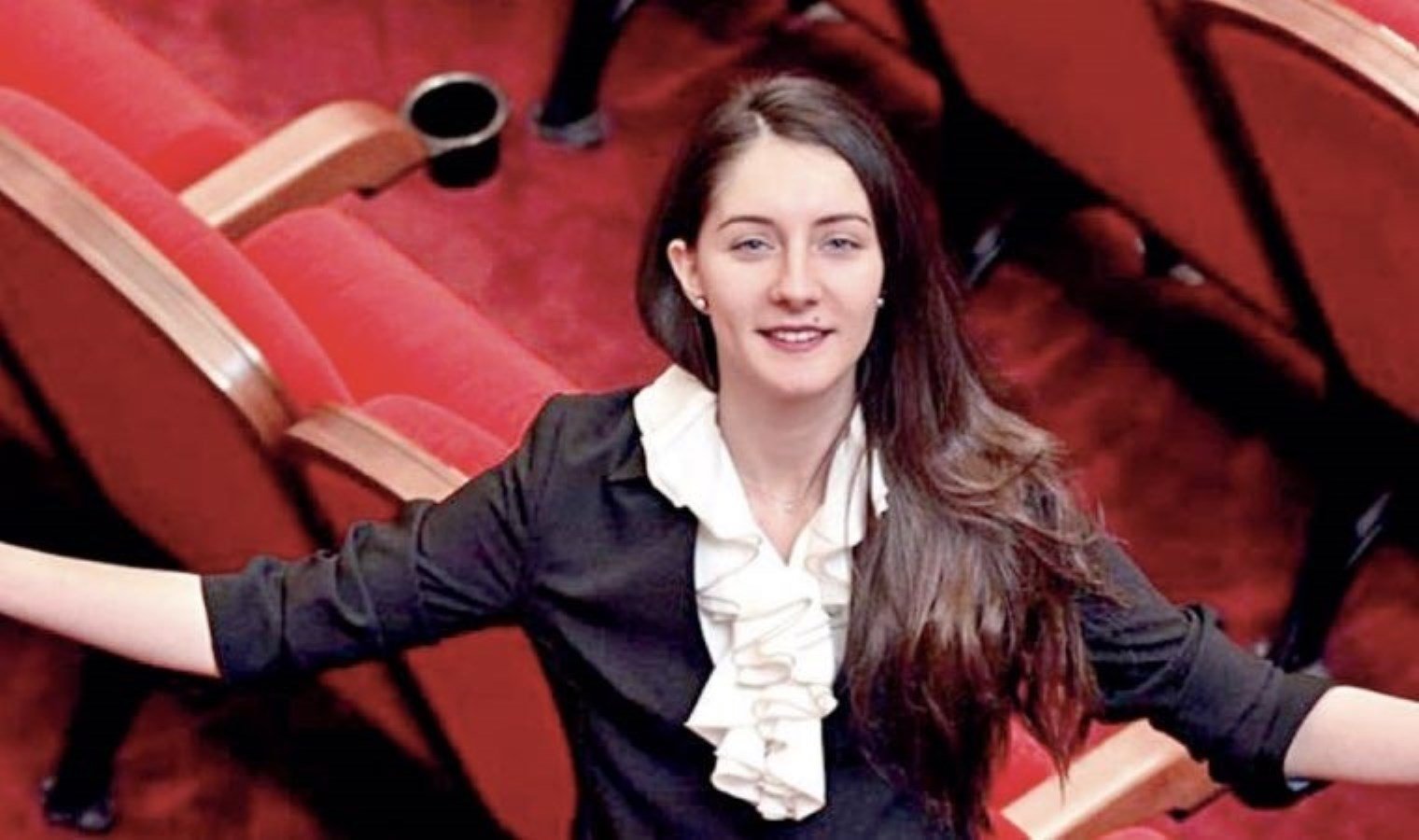 genc-sef-nisan-ak-ve-muzigi-anlasilabilir-kilma-cabasi-Tvk15WYB.jpg