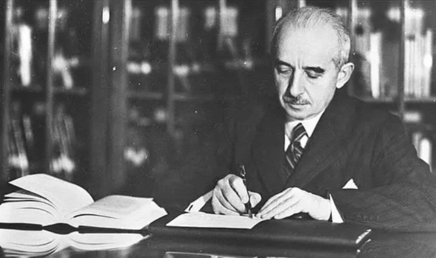 ismet-inonunun-kitap-duskunlugu-ve-sergideki-ilginc-eserler-xld8yjnP.jpg
