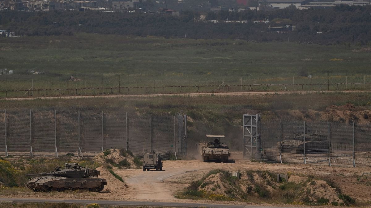 israil-gazzeye-iki-gecici-insani-yardim-rotasi-acacak-3OsTWECU.jpg