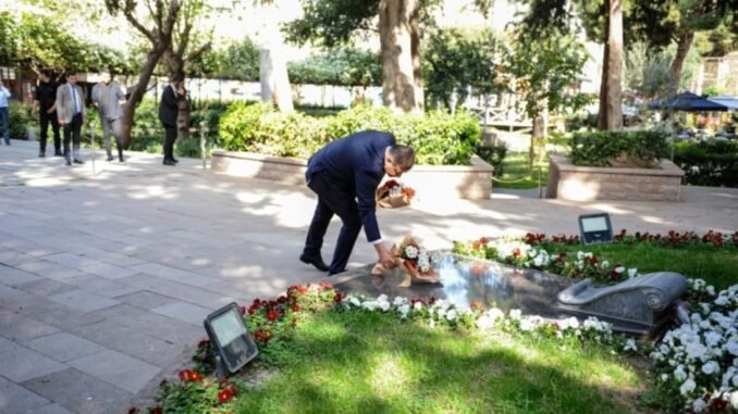 izmir-buyuksehir-belediye-baskani-dr-cemil-tugay-zubeyde-hanimin-anit-mezarini-ziyaret-etti-a9Ad6rVy.jpeg