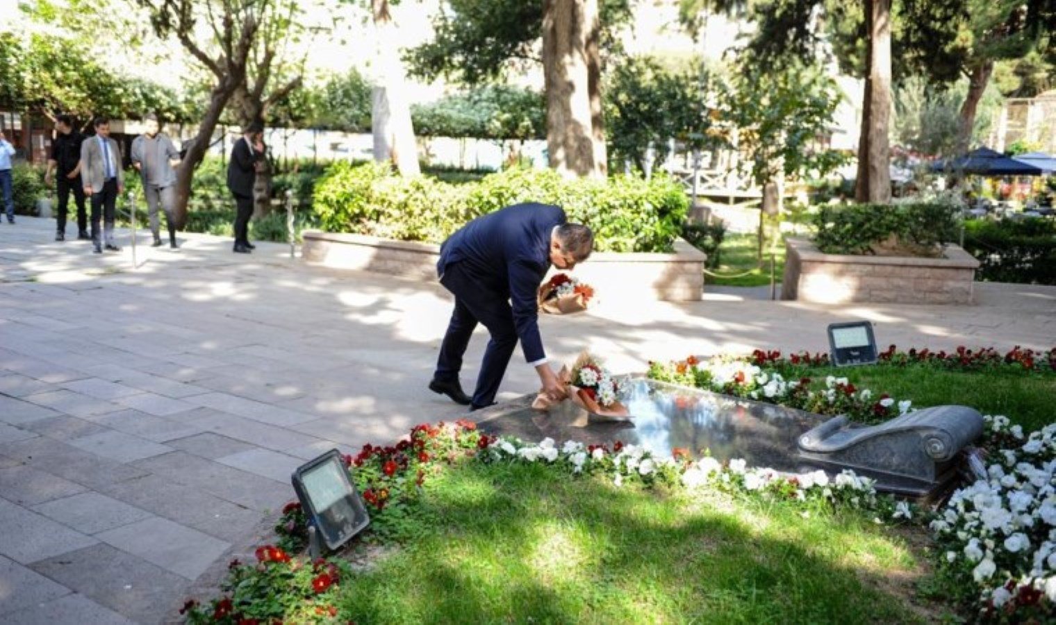 izmir-buyuksehir-belediye-baskani-dr-cemil-tugay-zubeyde-hanimin-anit-mezarini-ziyaret-etti-a9Ad6rVy.jpeg