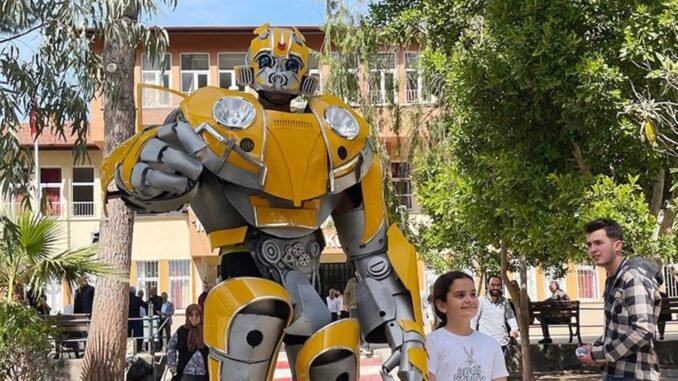 manavgatta-ilginc-bir-olay-bumblebee-kostumlu-secmen-WttFP3gB.jpg