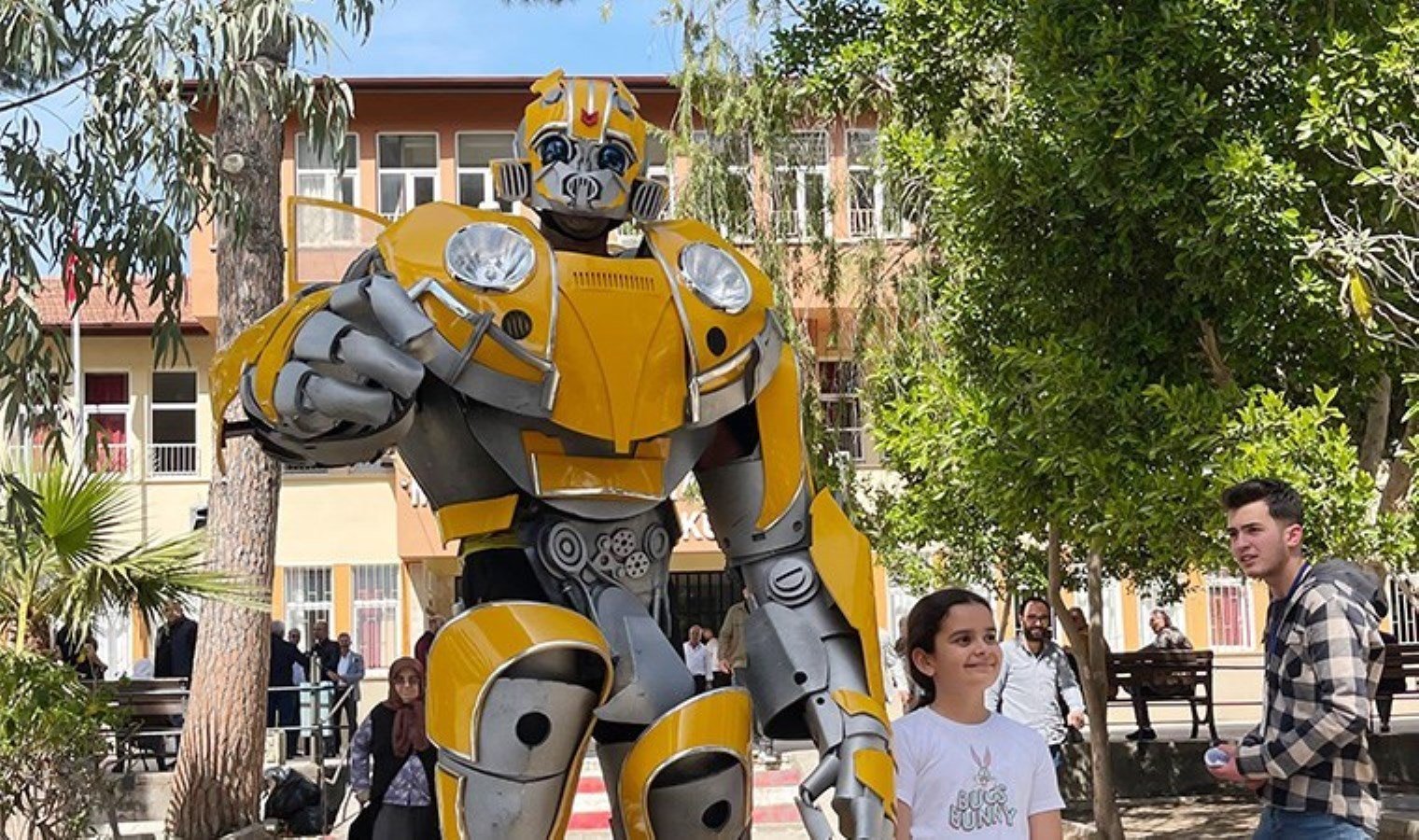 manavgatta-ilginc-bir-olay-bumblebee-kostumlu-secmen-WttFP3gB.jpg